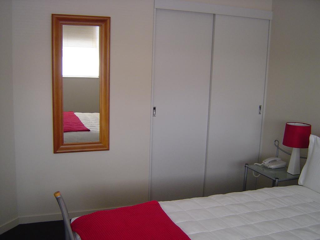 Kudos Business Suites & Airport Motel Auckland Habitación foto